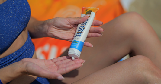 Φυσικό αντηλιακό SPF 50 που εφαρμόζεται στην παραλία το καλοκαίρι
