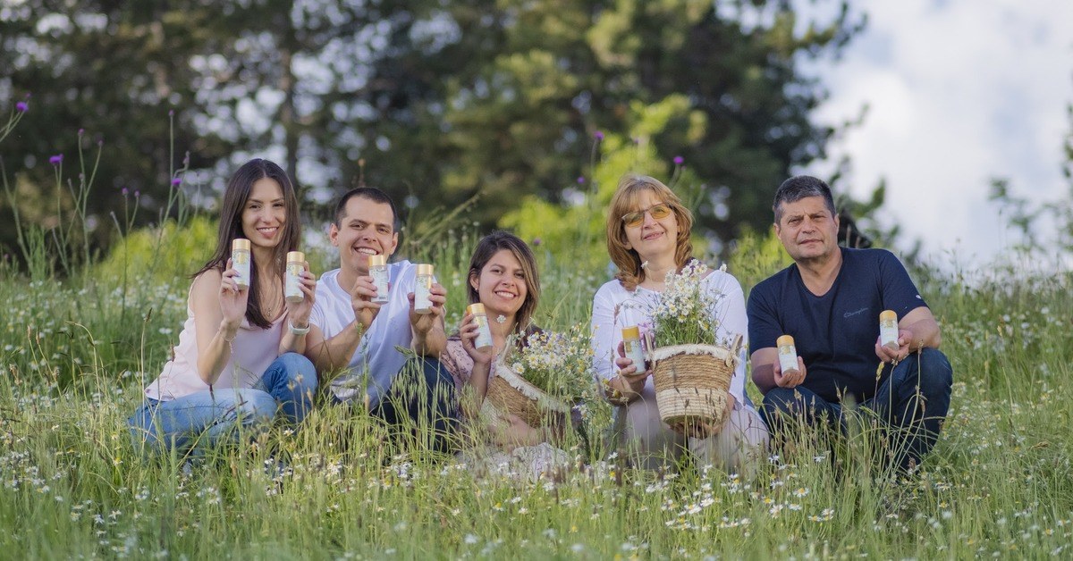 Η οικογένεια της InaEssentials σε χωράφι με χαμομήλι, χαμομήλι για την ευαίσθητη περιοχή